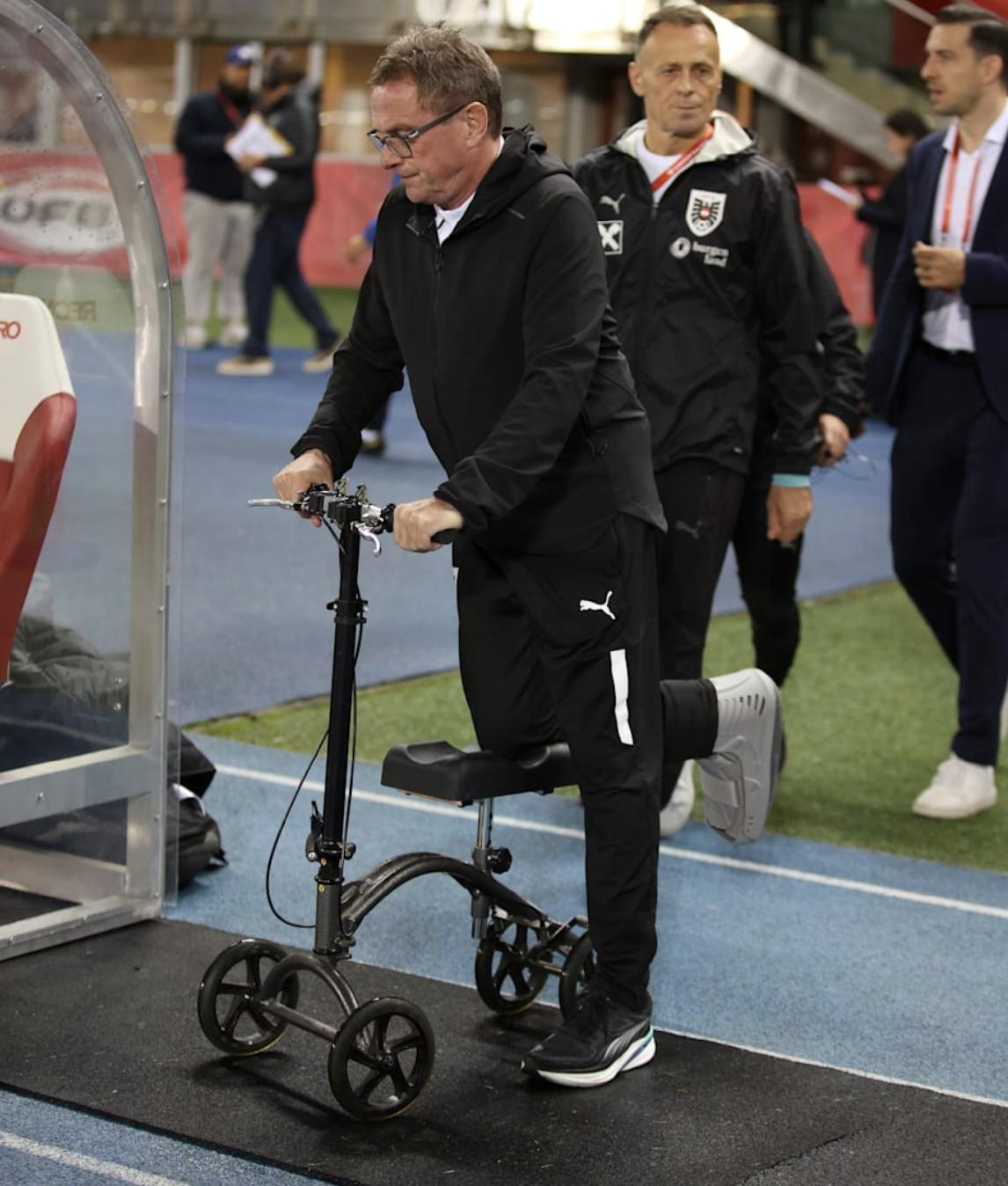 因右踝发炎，朗尼克取消了担任阿森纳vs拜仁解说嘉宾的计划