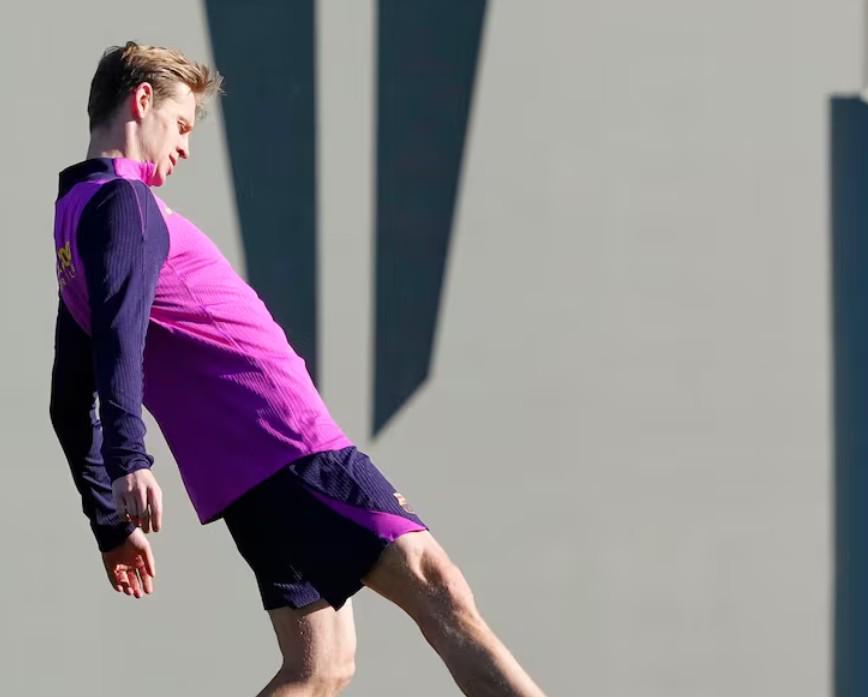 阿斯:德容已经退烧,参加了巴萨周四的训练课