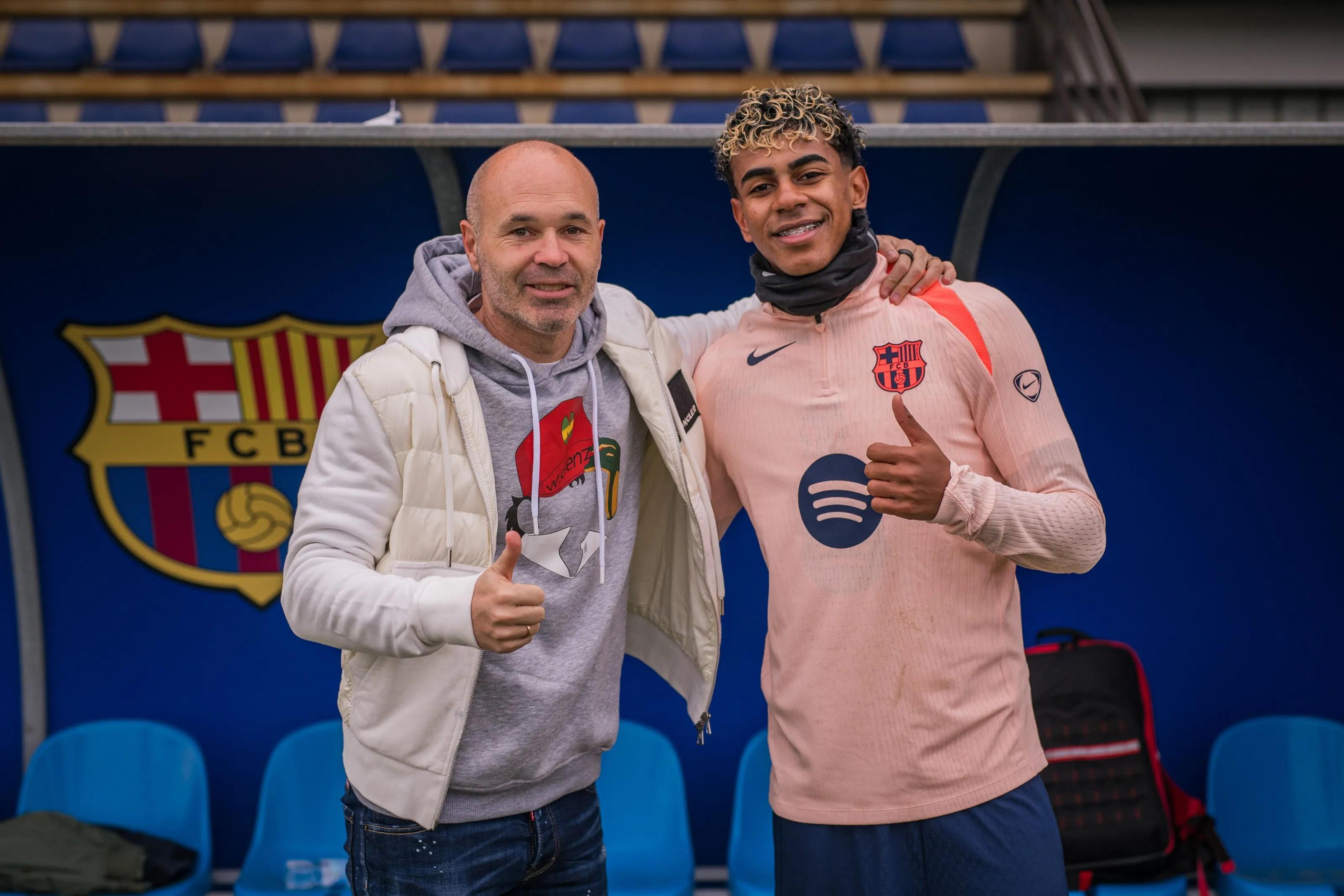 伊涅斯塔造访巴萨训练基地,与佩德里、亚马尔等人合影