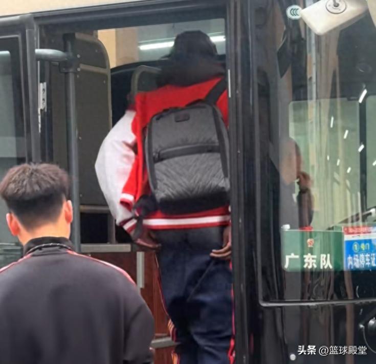 广东启程俱乐部杯!萨姆纳不提裤子,奎因帅气,杨溢也随队出征!