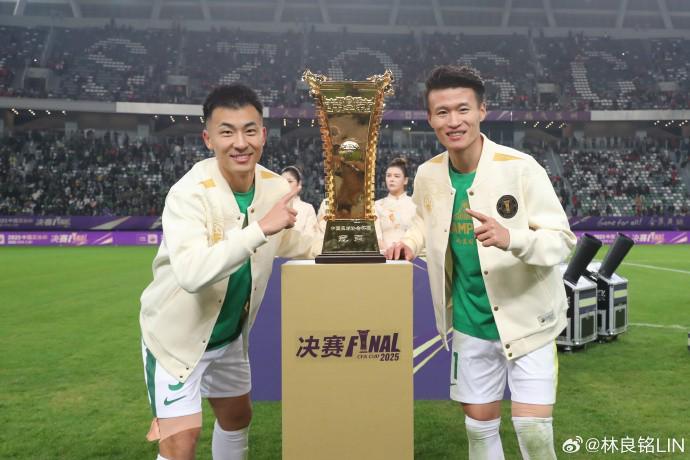 林良铭庆祝足协杯夺冠:冠军终归北京,国安是冠军!