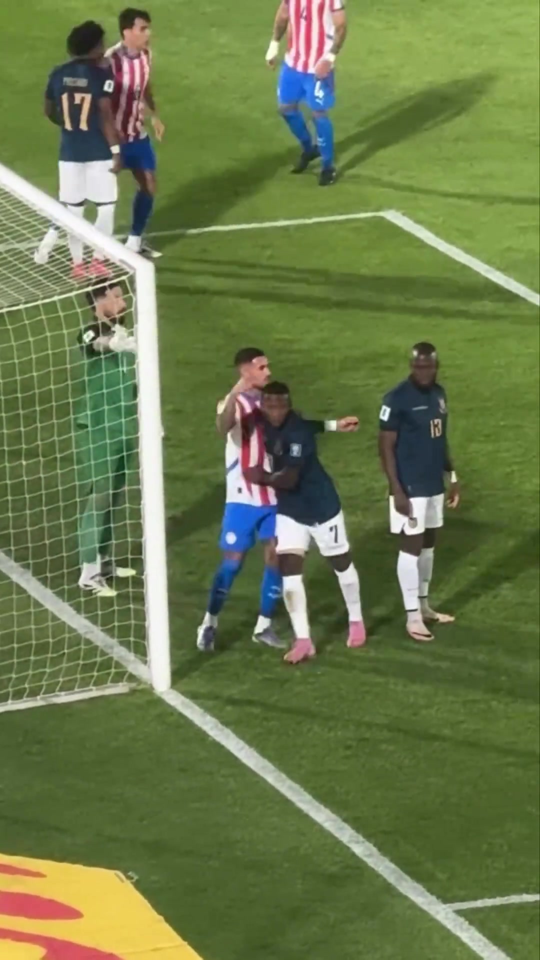 这该怎么判裁判他揪我耳朵