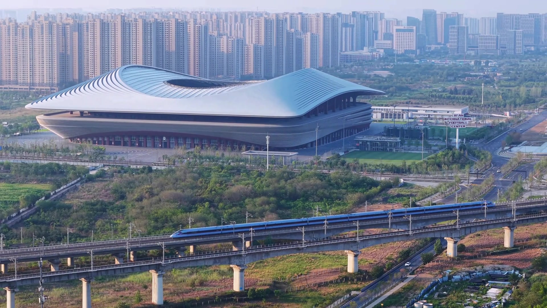 专业球场1投资30亿元的西安国际足球中心即将投入使用