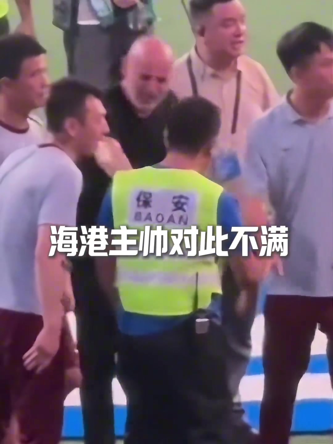比赛中多名海港球员踩踏申花元素标志后续女记者劝阻时被打