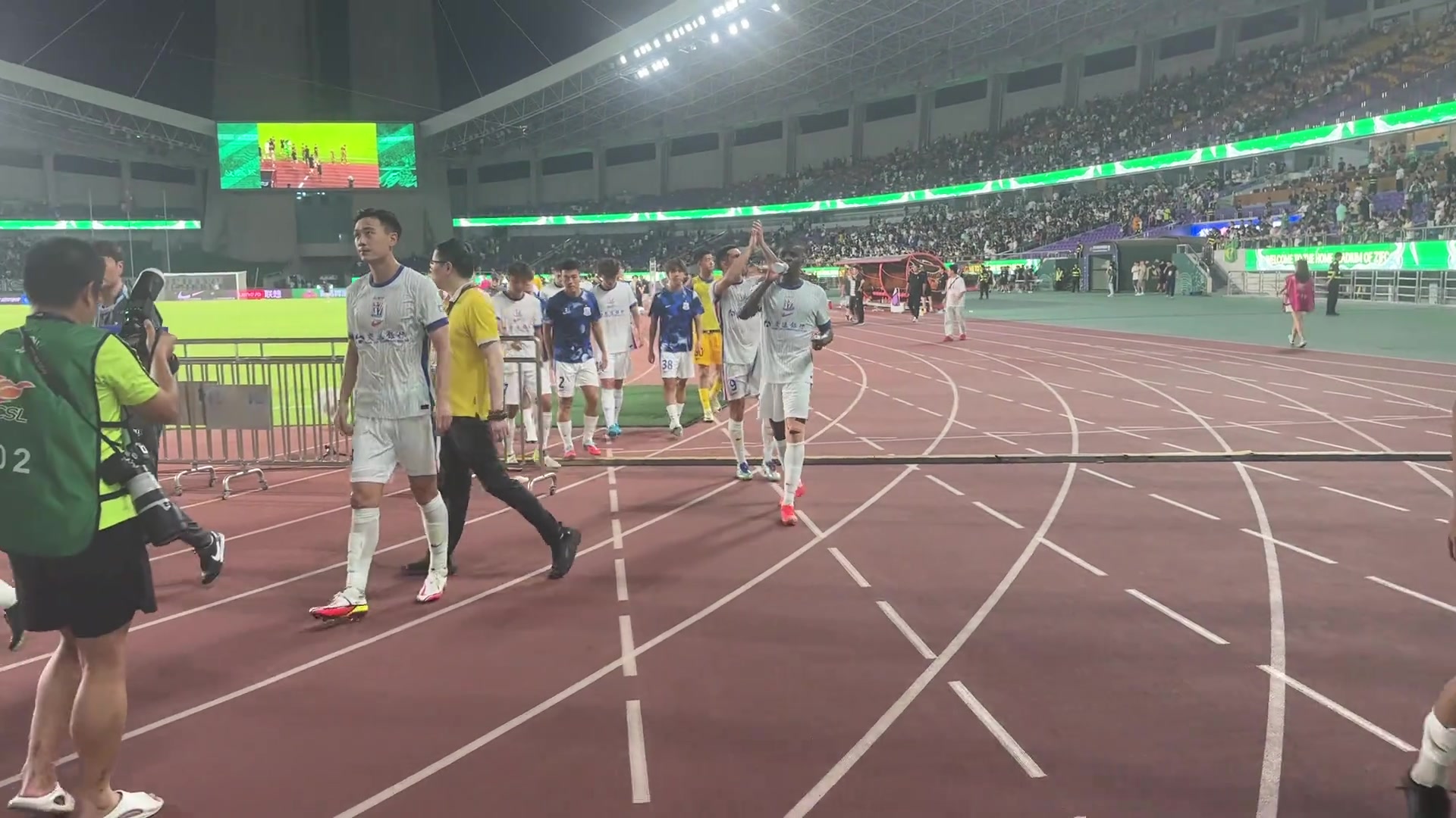 申花憾平浙江赛后吴曦一瘸一拐带领全队向申花远征军谢场