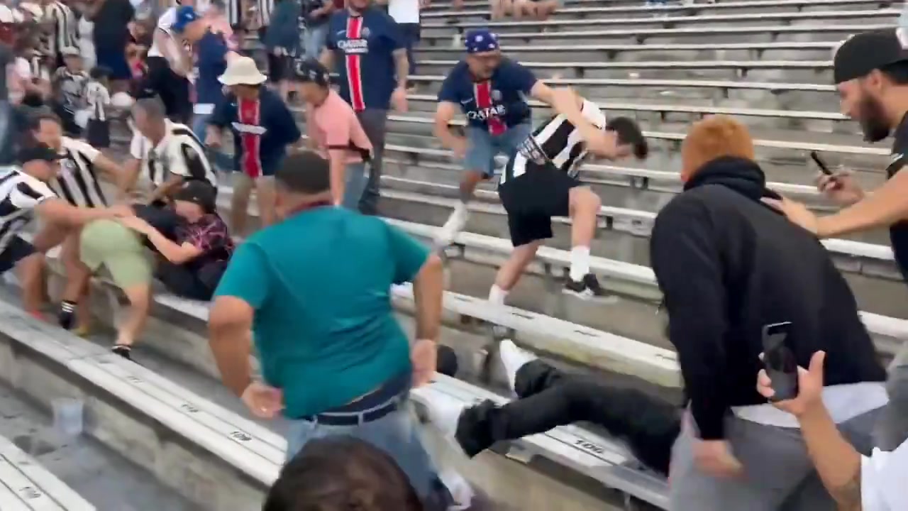 都是狠人博塔弗戈和大巴黎两队的球迷在看台上互殴