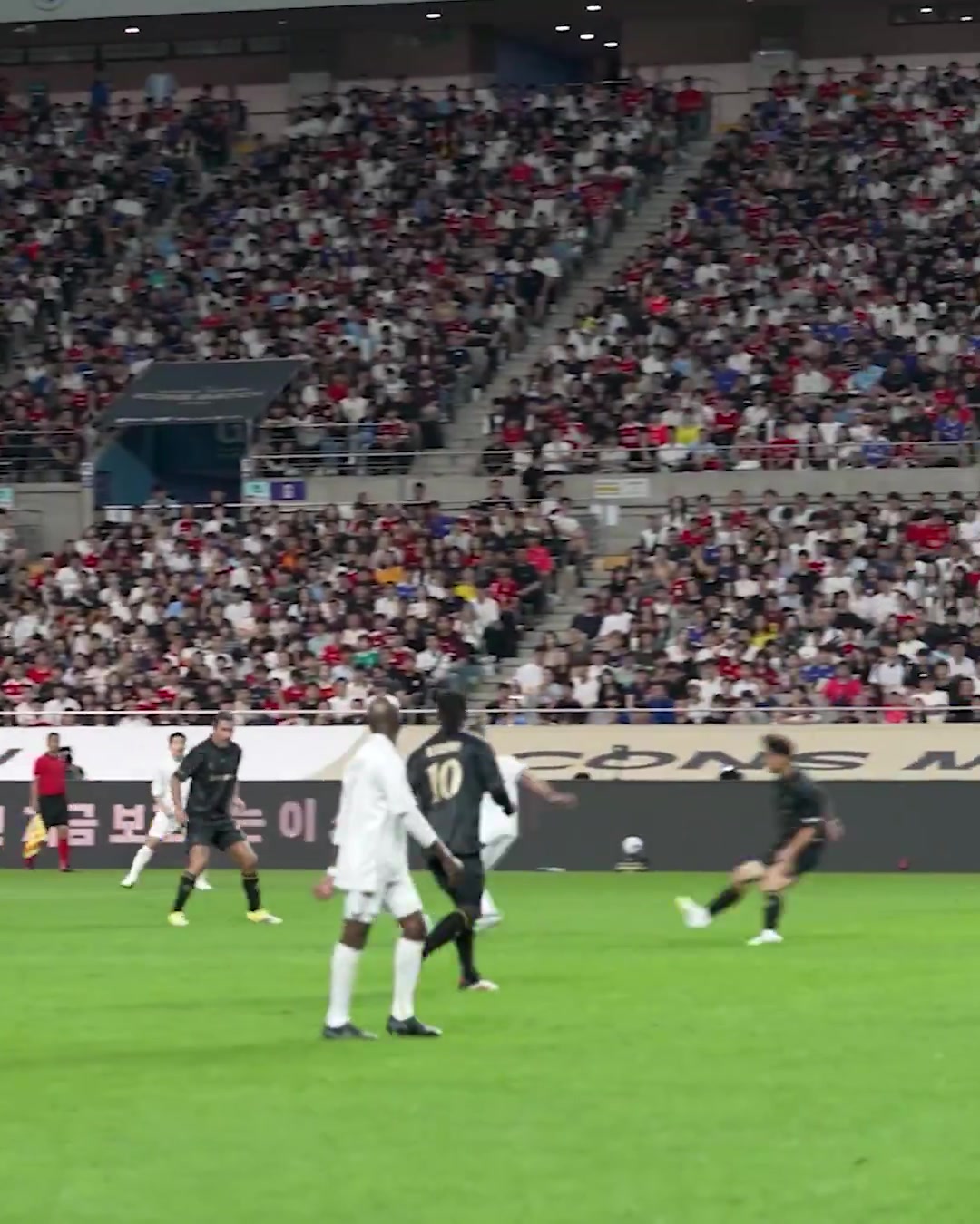 不敢想慈善赛鲁尼破门后你能猜到谁在庆祝吗