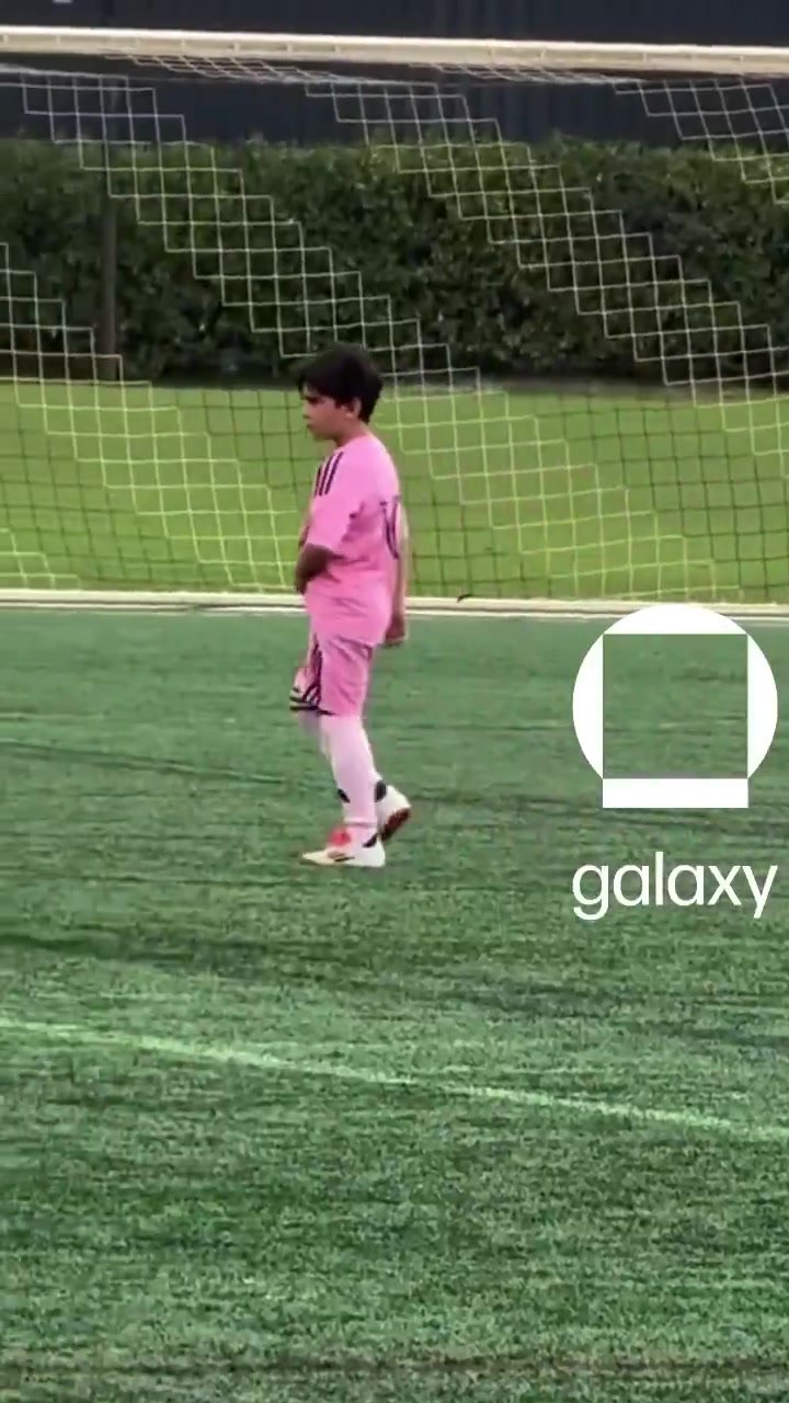 国外网友梅西三儿子就是活生生的右脚他爹