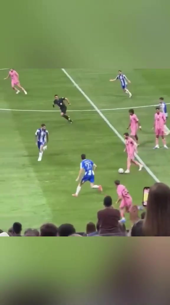 真的太拼了梅西中场倒地放铲拦截拿到球权