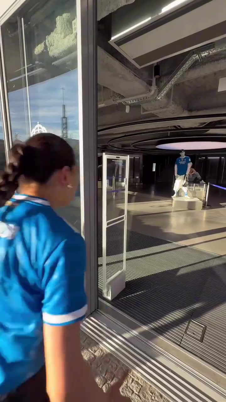 壮观的奖杯陈列室网红美女带你参观伯纳乌球场