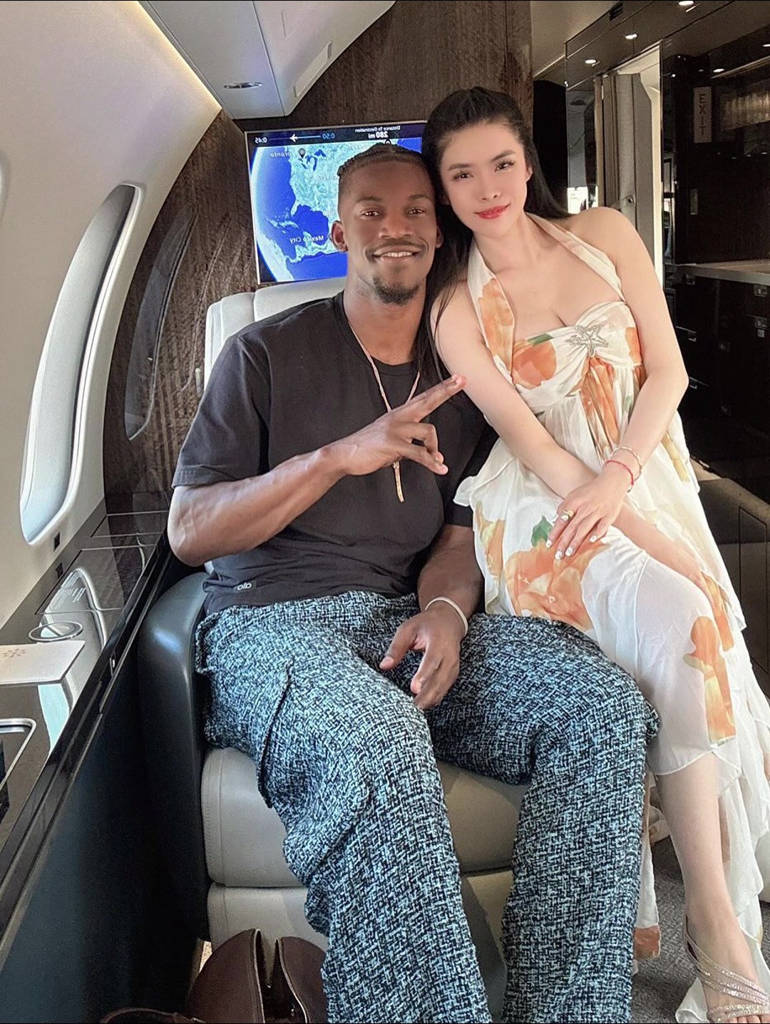 哇塞硬汉配美女巴特勒与德扑ALL IN姐在飞机上亲密合影