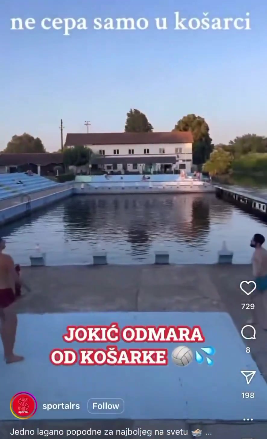 好悠哉啊休赛期的约老师就穿条大裤衩玩排球