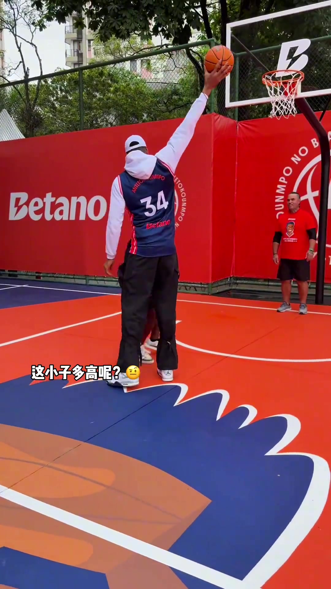 普通人在字母哥面前打球的样子