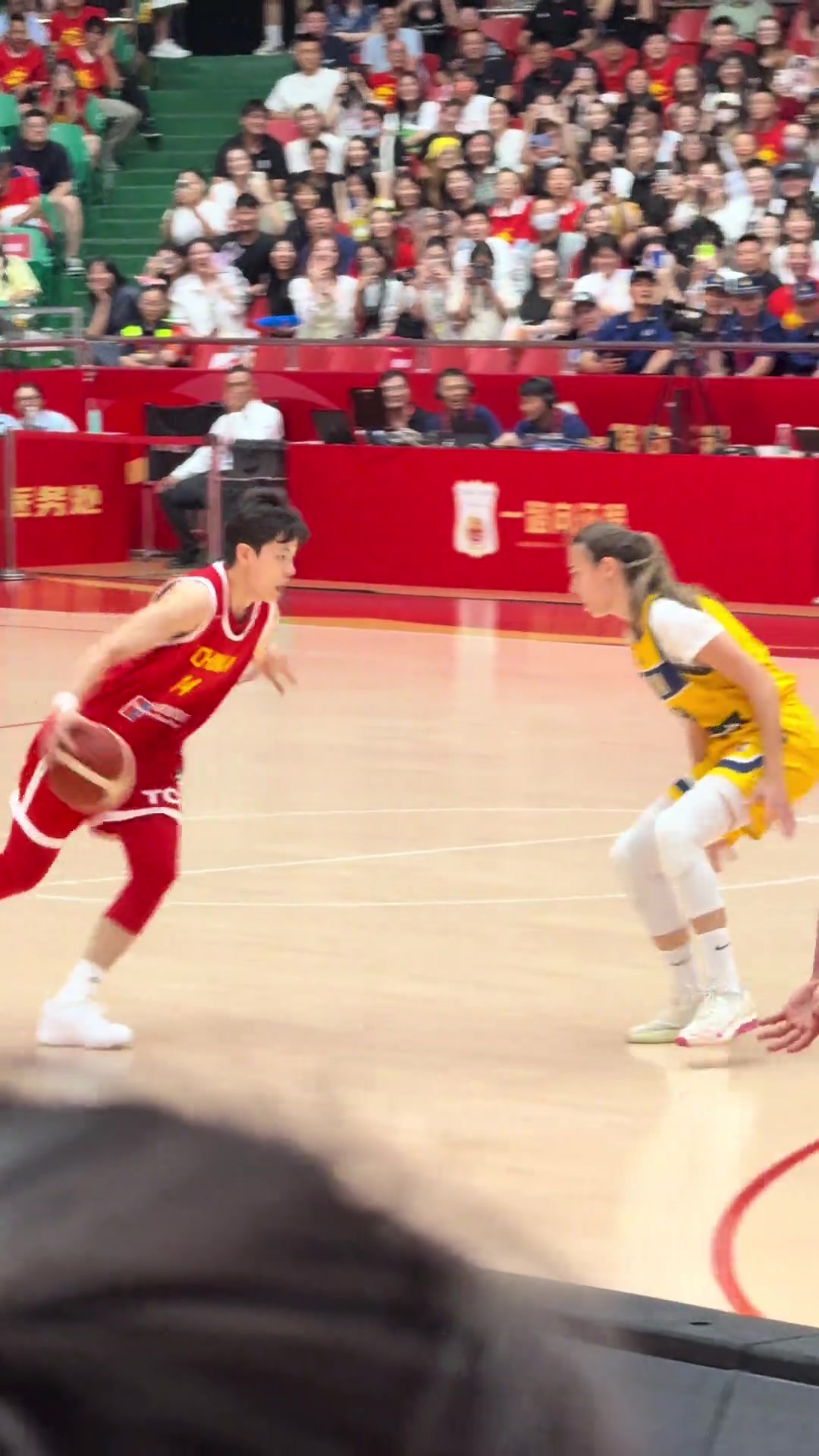 比赛再激烈杨舒予也不忘调戏一下对手