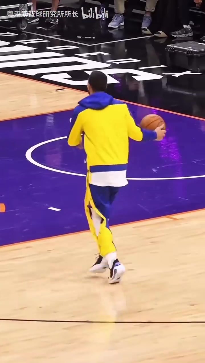 写意球员们放松状态下的热身动作谁的动作最有观赏性