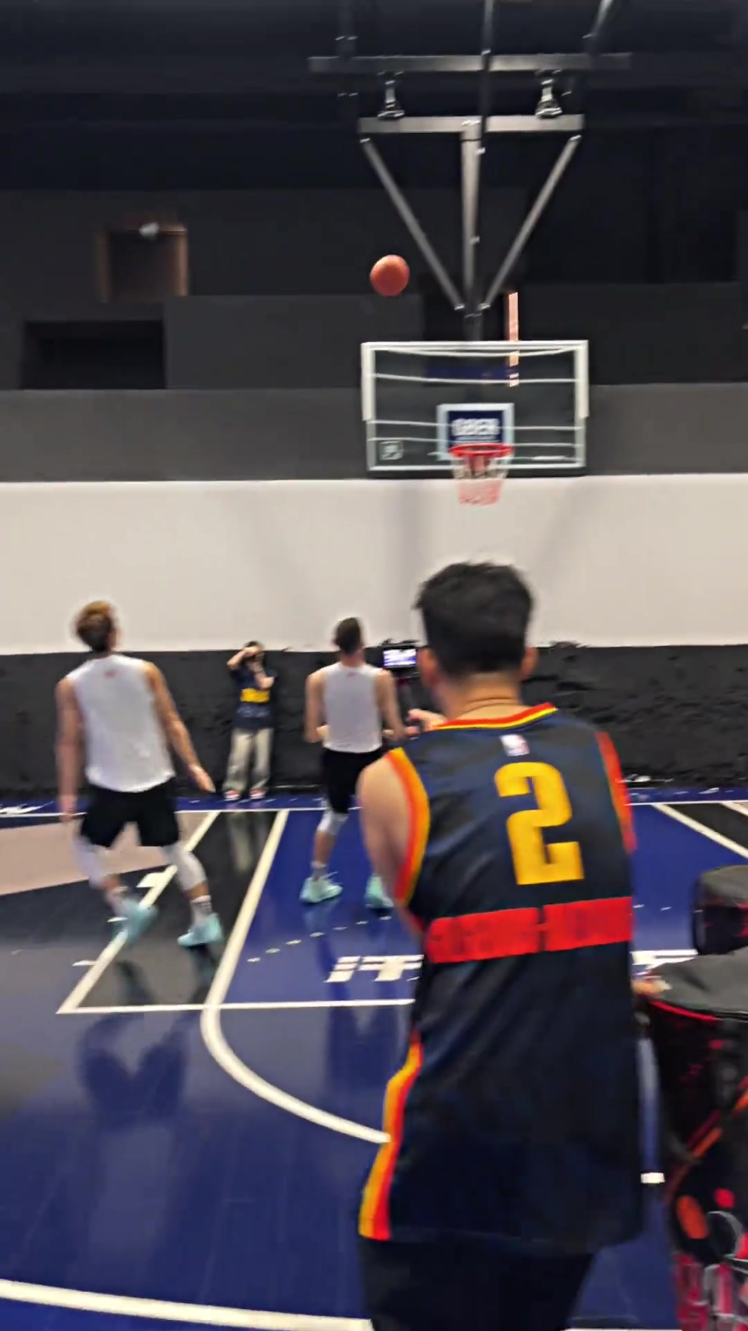 职业跟业余差距太大徐杰这运球速率跟投射太恐怖了