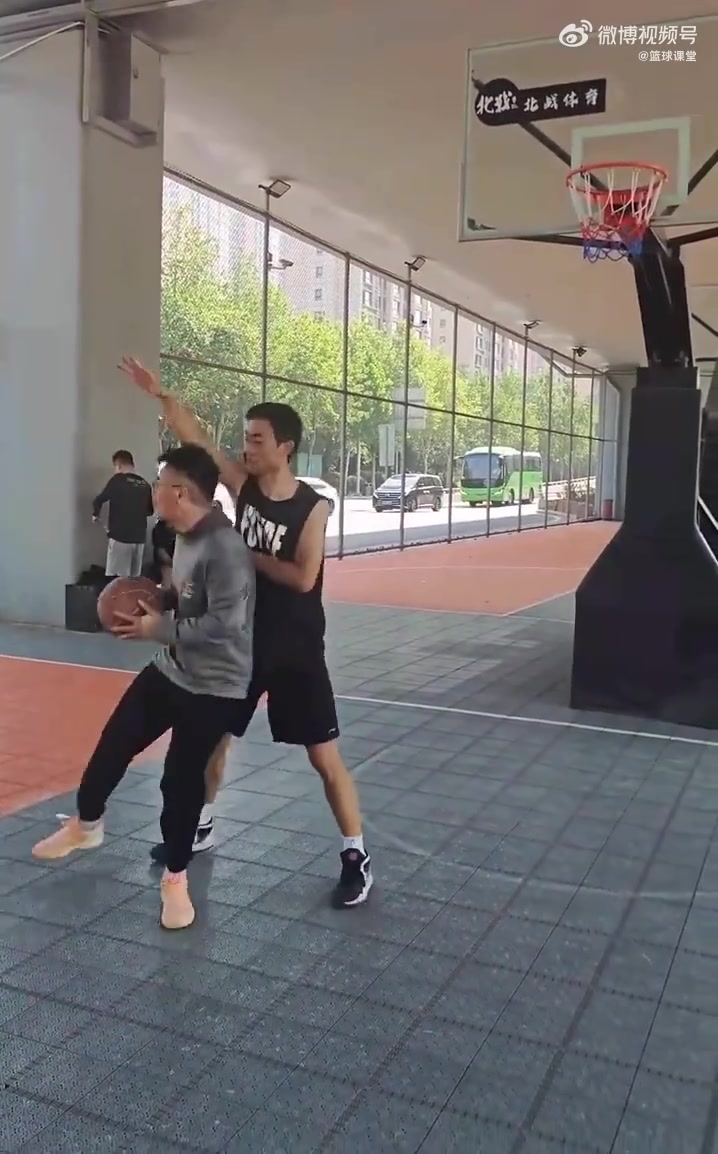 一下球都没运从罚球线直接顶到三秒区上篮了