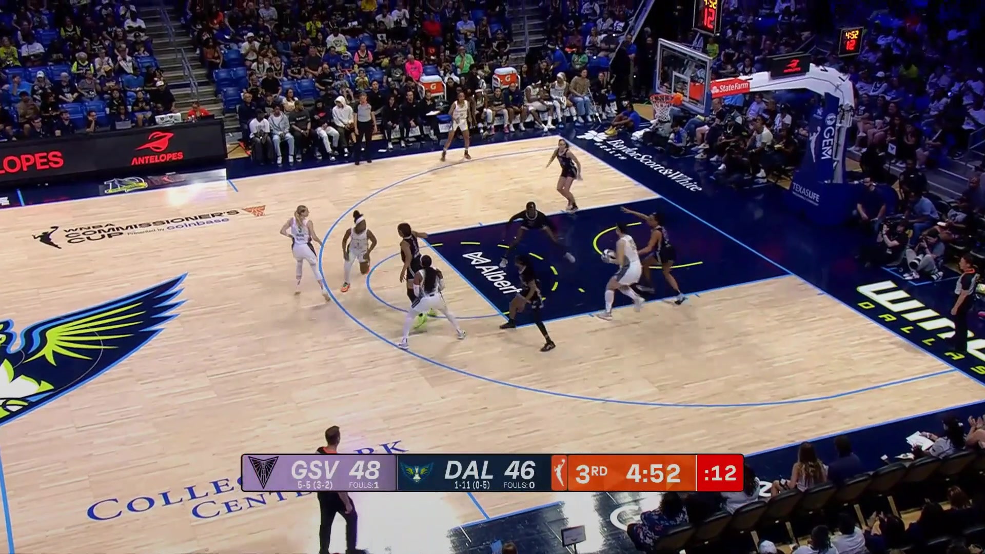 飞翼生涯首球李月汝无惧贴防持球单打强硬切入左手抛进