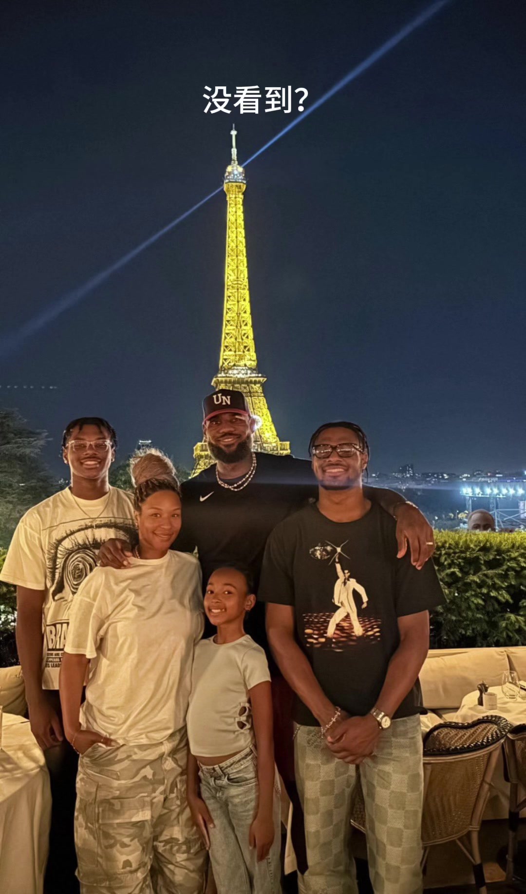 谁能在詹姆斯一家的度假合照中 一眼就能看到格林