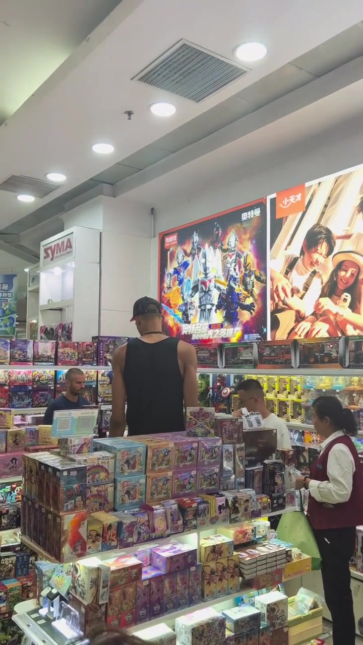 他还是个孩子啊文班亚马在北京商场挑奥特曼玩具