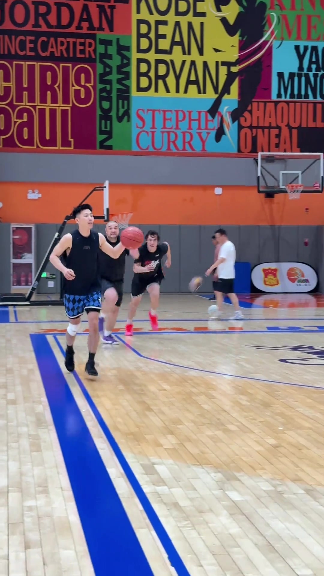 让你模仿没让你超越西热力江模仿约基奇快乐跑步入场