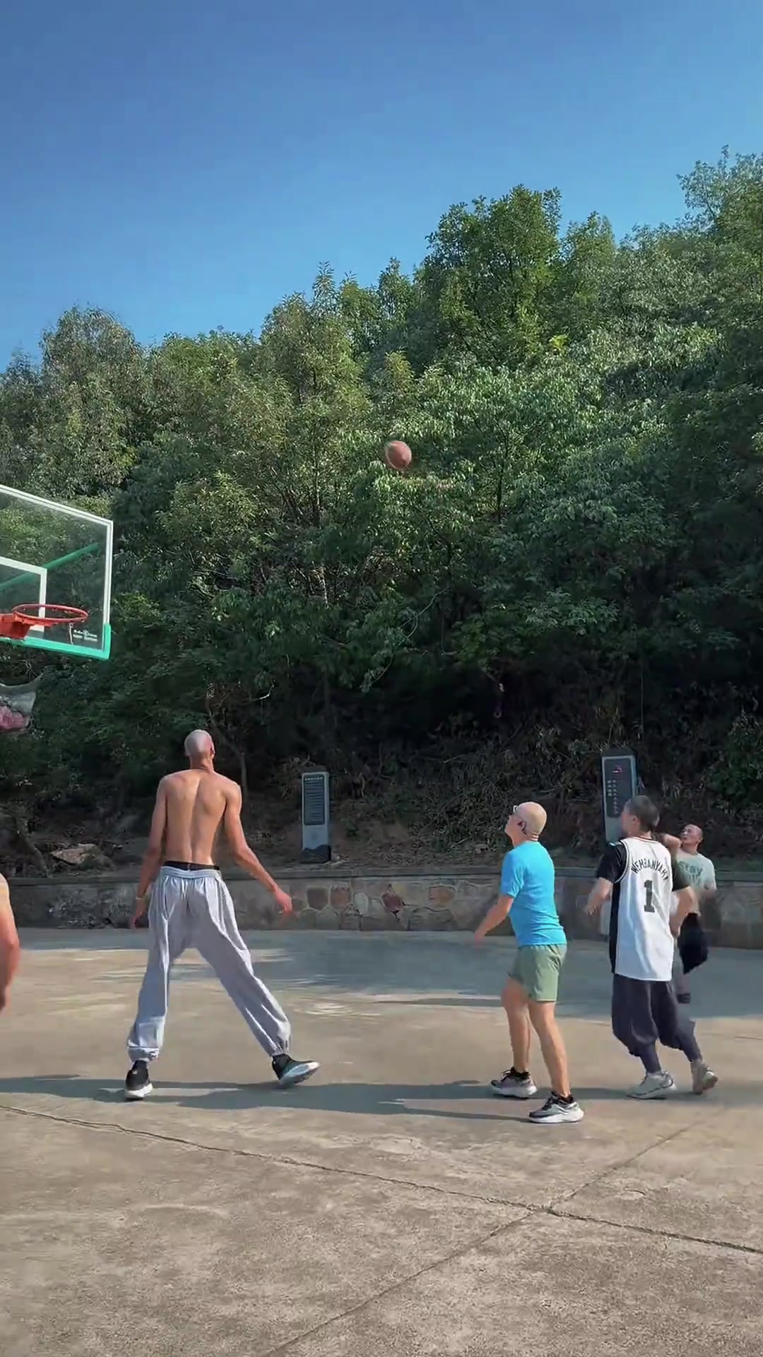 我师弟打NBA的文班在少林寺时和师兄们打球 各种空接暴扣啊