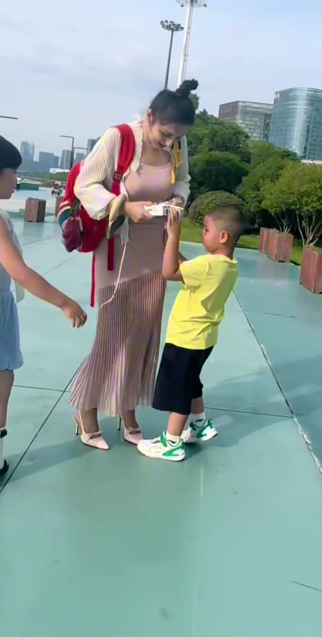 离婚了西热妻子晒视频从今天开始我将正式独自带两个孩子