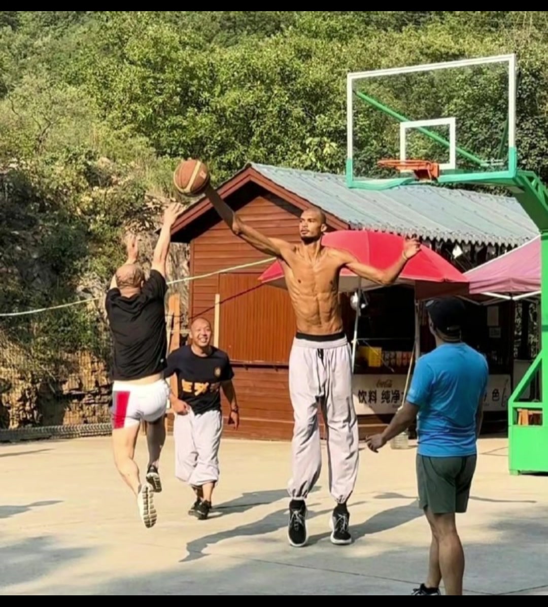 这也太离谱了球迷奋力起跳投篮文班亚马踮起脚尖轻松单手抓帽