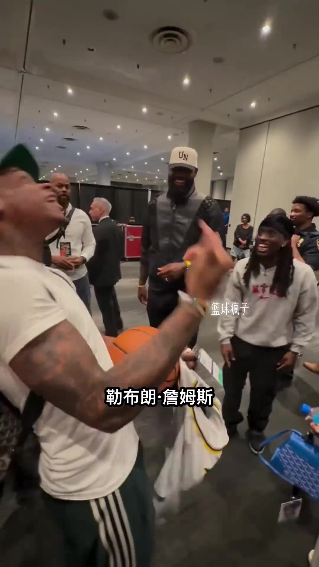 狂热粉丝见到詹姆斯激动疯了老詹就静静看他表演