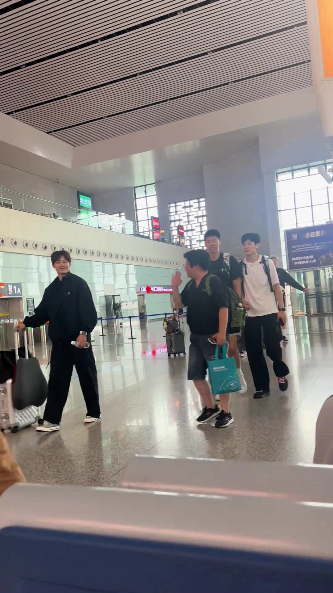 网友在合肥南站偶遇中国女篮队员们 张子宇真的好高啊