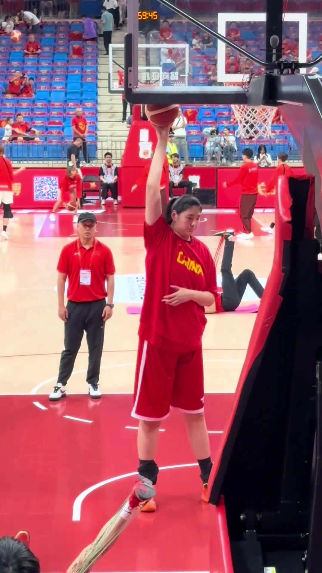 这压迫感张子宇站着就够到篮板了