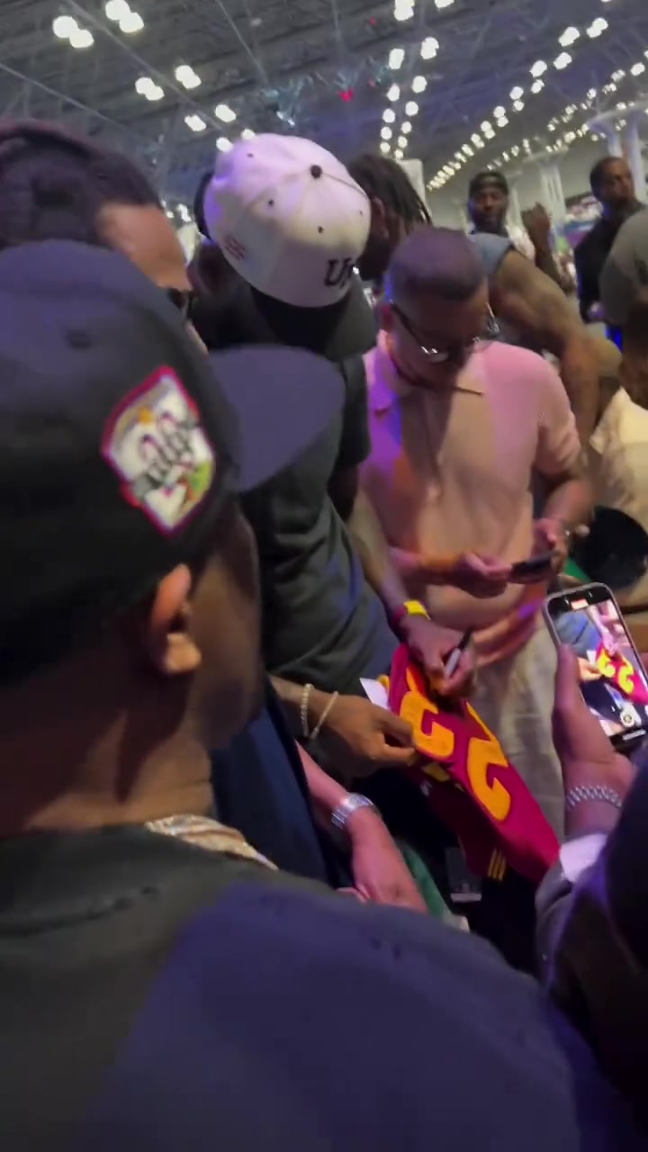 詹姆斯出席活动追梦也来了