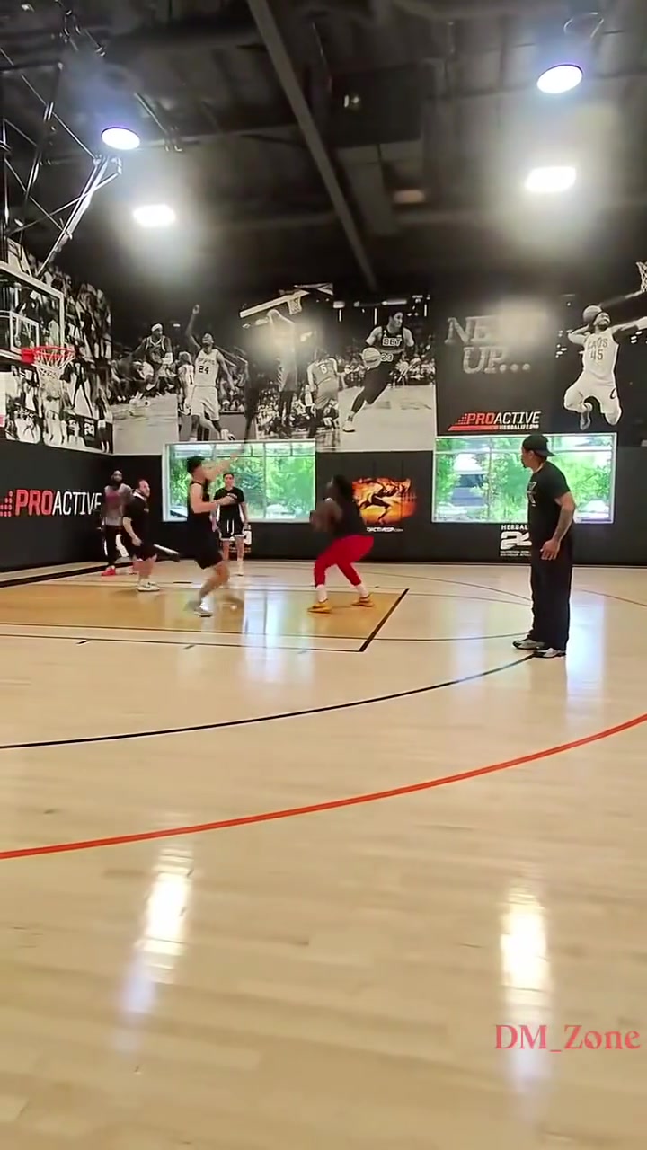 杰伦-格林今日继续强化中距离跳投训练