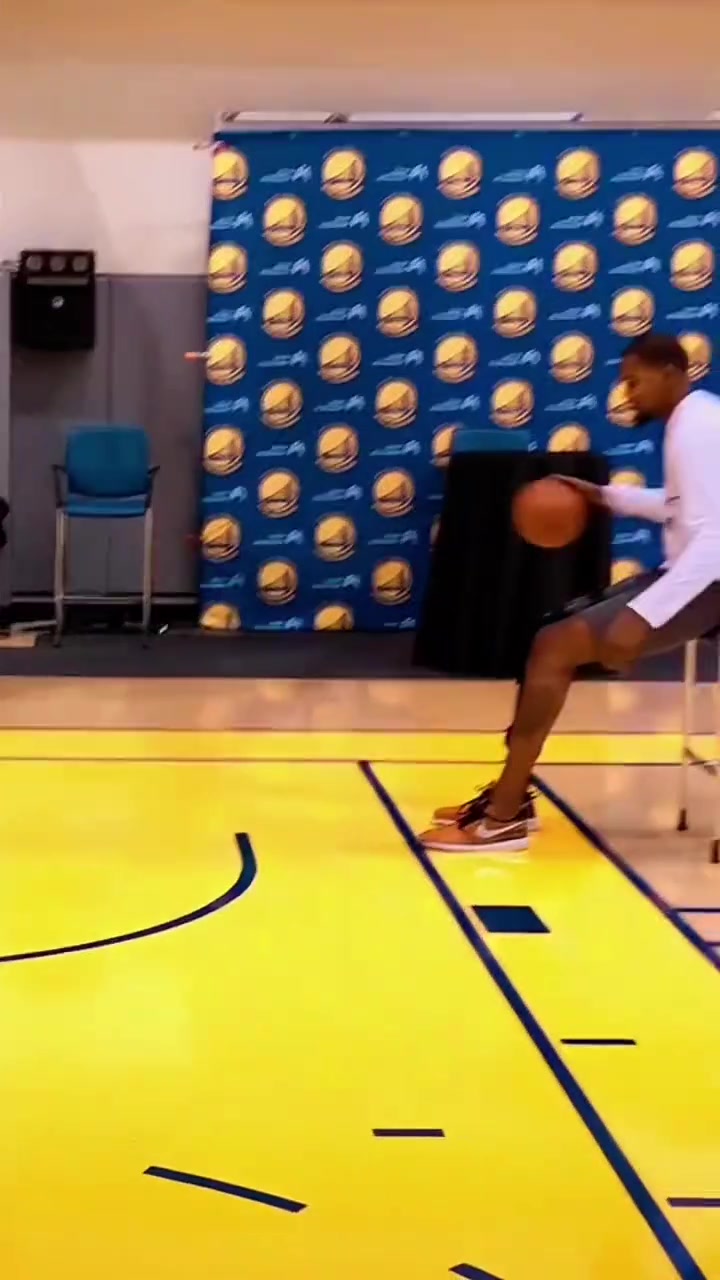 当年杜兰特跟腱恢复时坐着椅子练习投篮