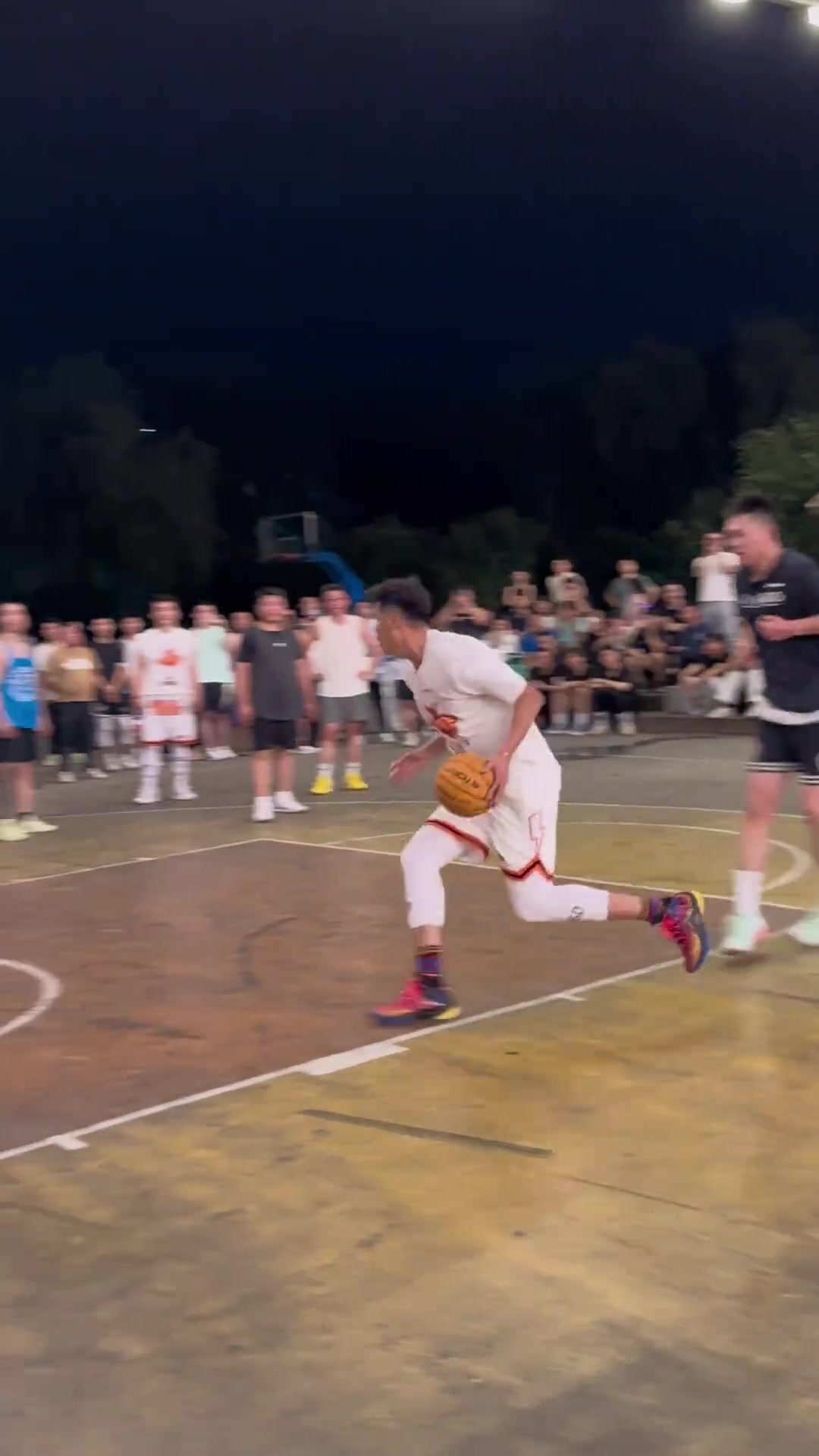 贺天举现身野球场 退役那么多年基本功依然扎实