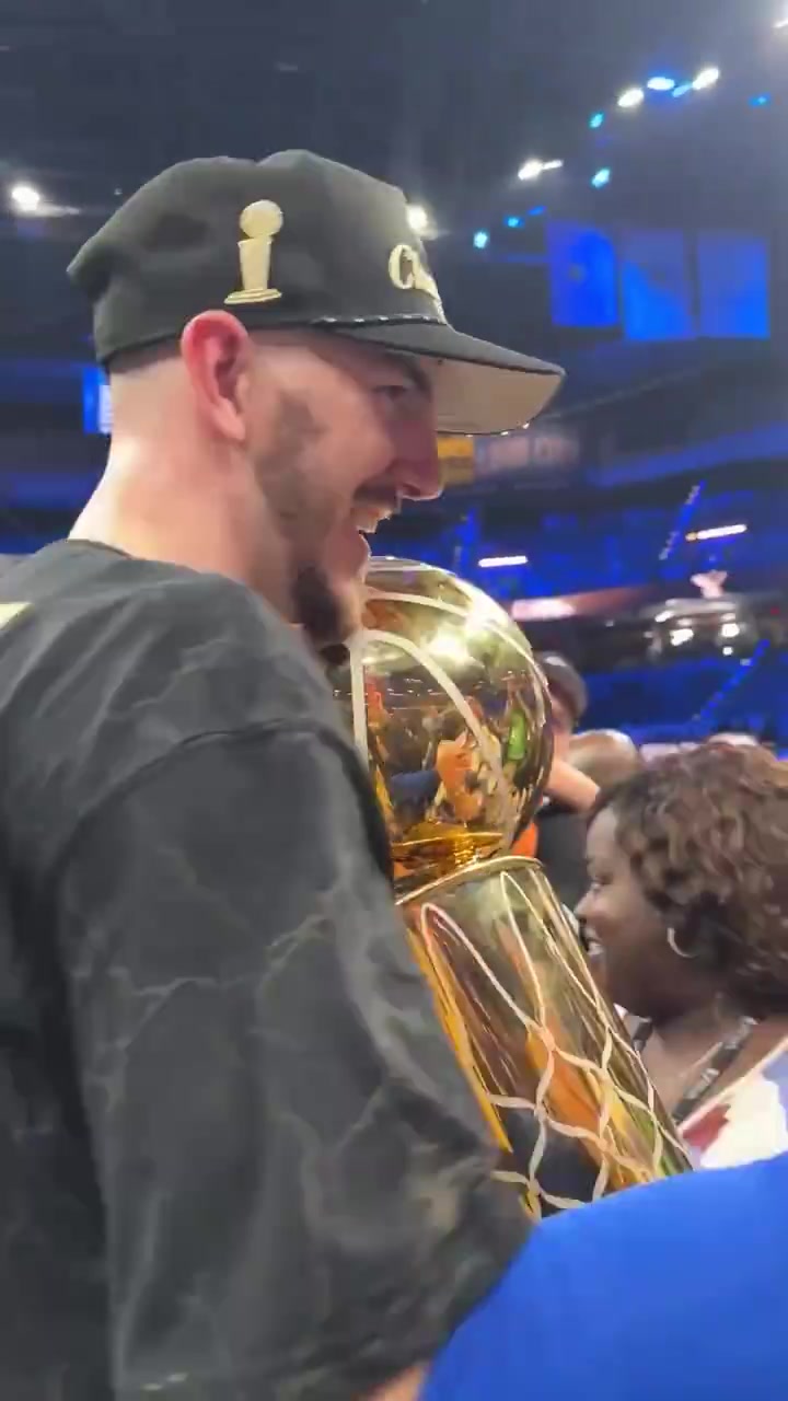 离开湖人之后再次拿到冠军亚历山大的父亲赛后祝贺卡鲁索