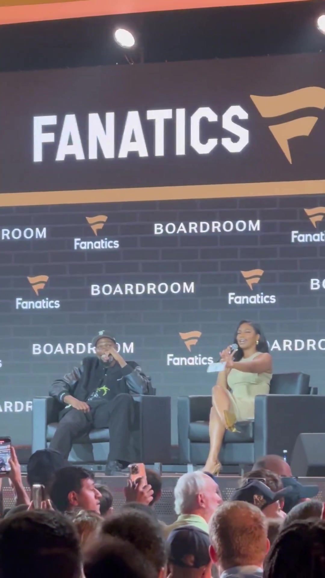 太有节目效果了KD在活动现场突然得知被交易全场炸锅