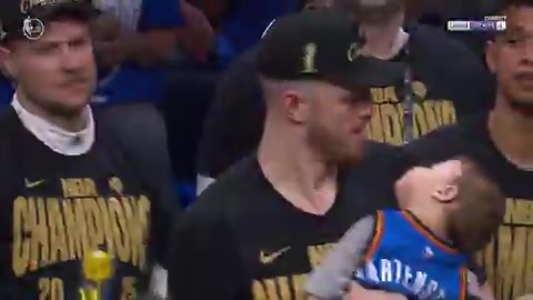 上领奖时哈腾抱着孩子这么吵闹也阻挡不了娃睡觉哈哈哈