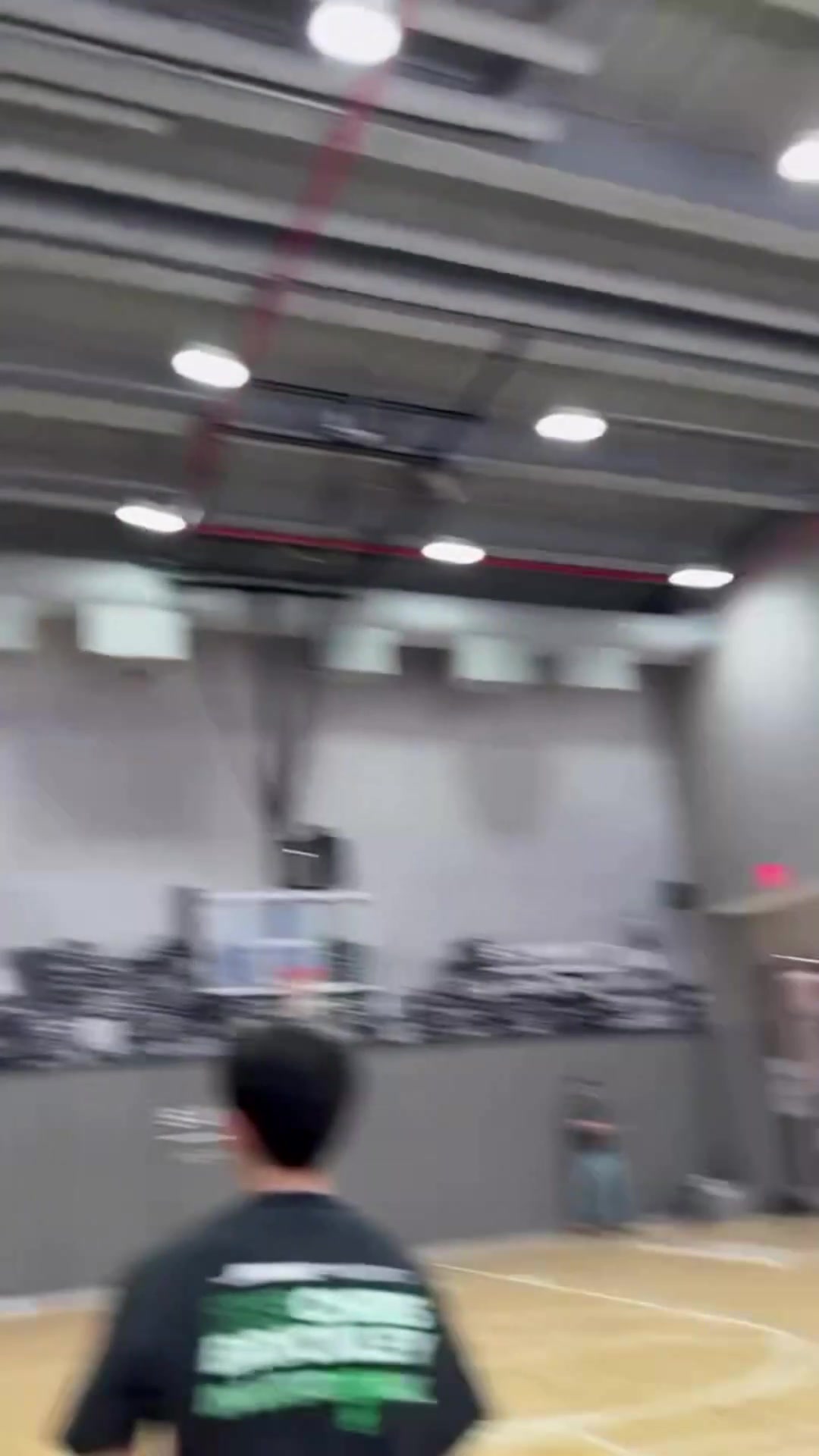 备战新赛季詹姆斯训练新技能金鸡独立三分