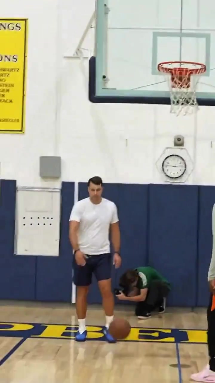 小贾现在能名正言顺的跟着杜兰特练了但动作还是不如KD丝滑