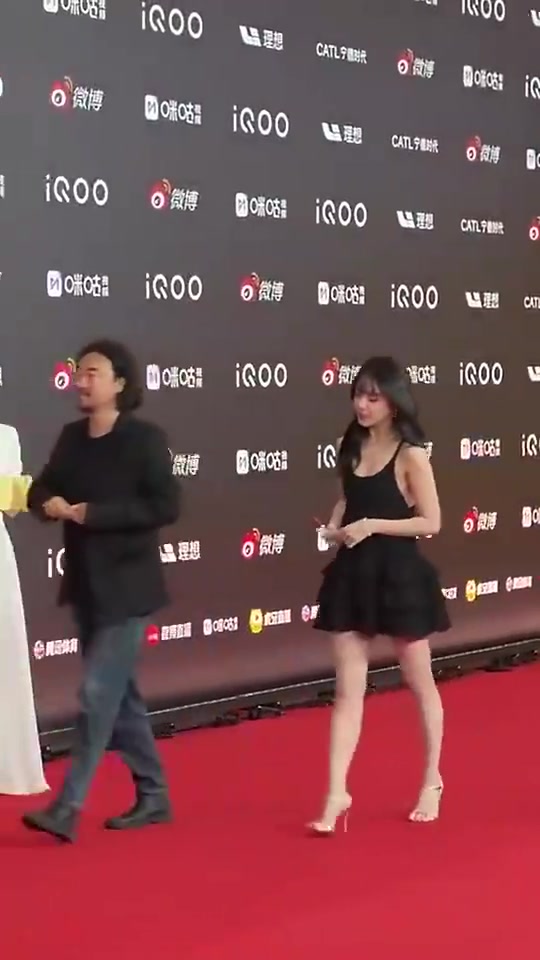 美娜此前和峰哥一起出席活动这身装扮真的可以哦