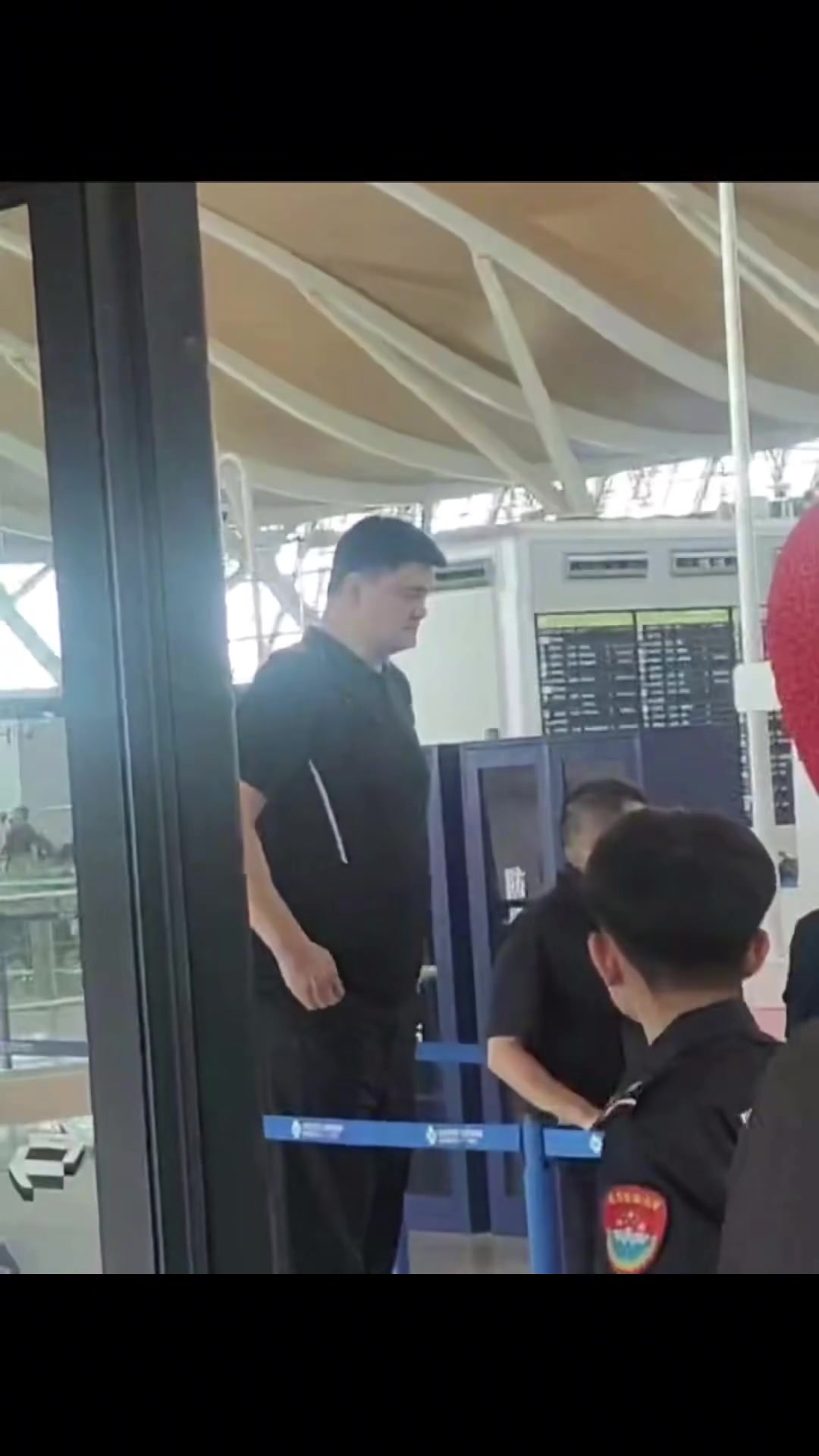 太高了姚明机场过安检 工作人员点起脚尖伸手都够不到哈
