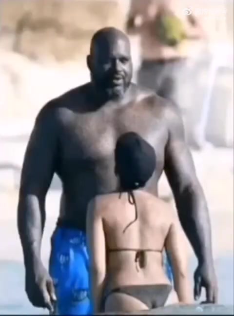 名场面奥胖此前与女友度假被人偷拍这体型差距也太大了吧