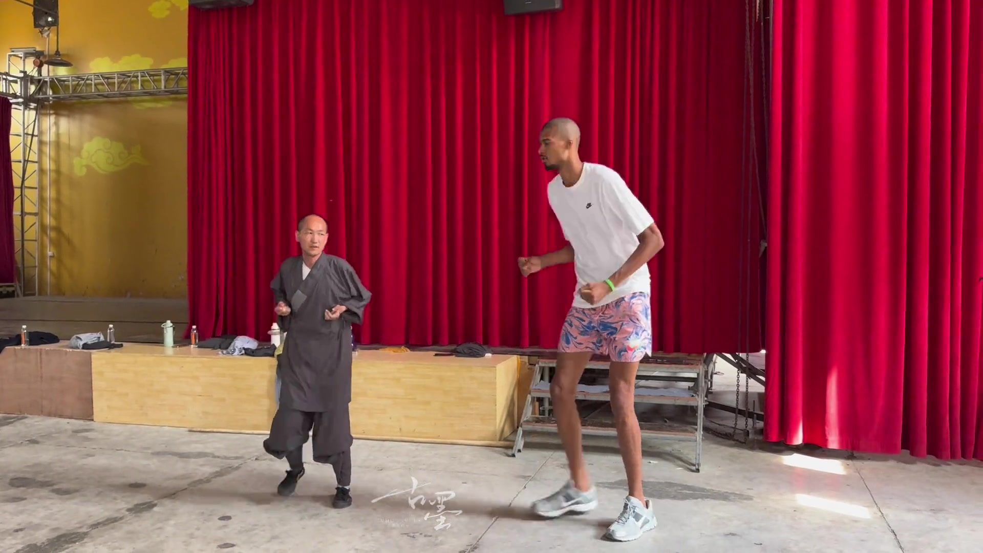 这个身高差属实有些委屈文班了