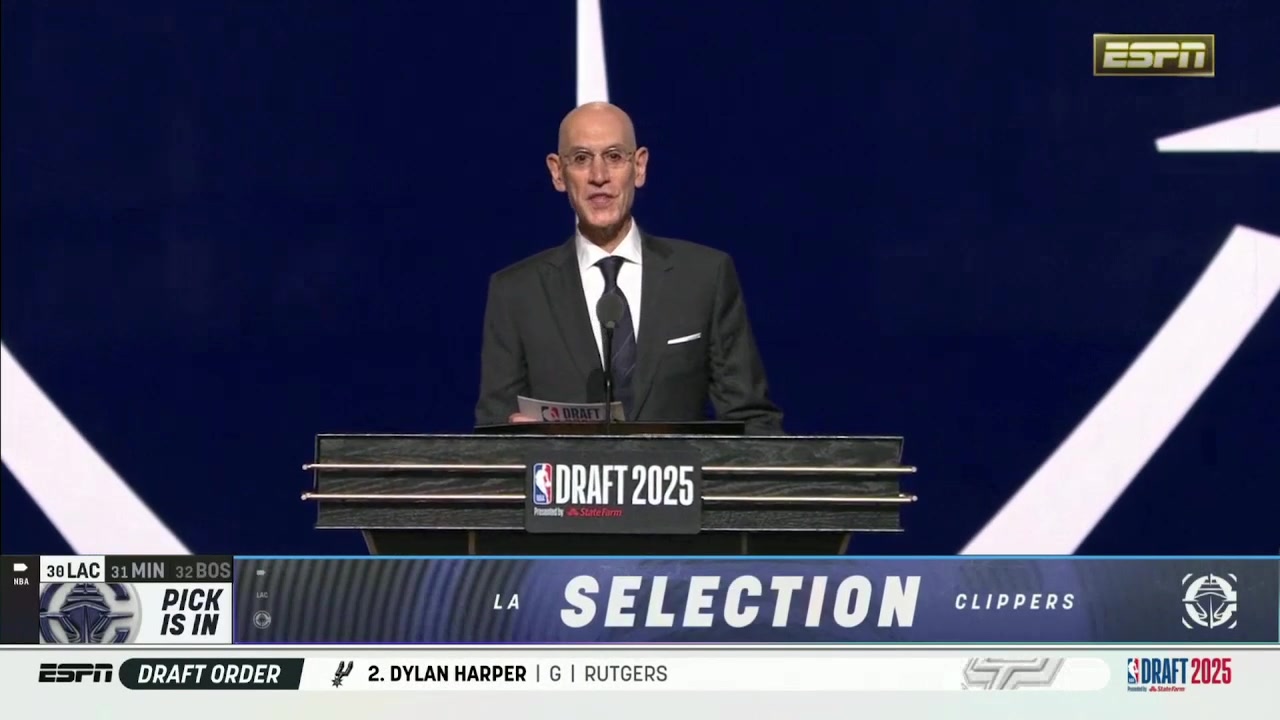 快船选中大龄中锋30顺位尼德豪泽上前握手合影