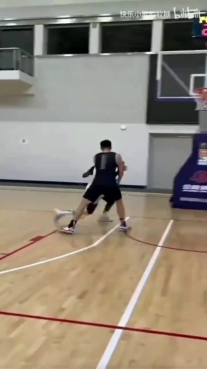 17岁杨瀚森单挑打爆开拓者内线里斯 盖帽跟帽小孩一样