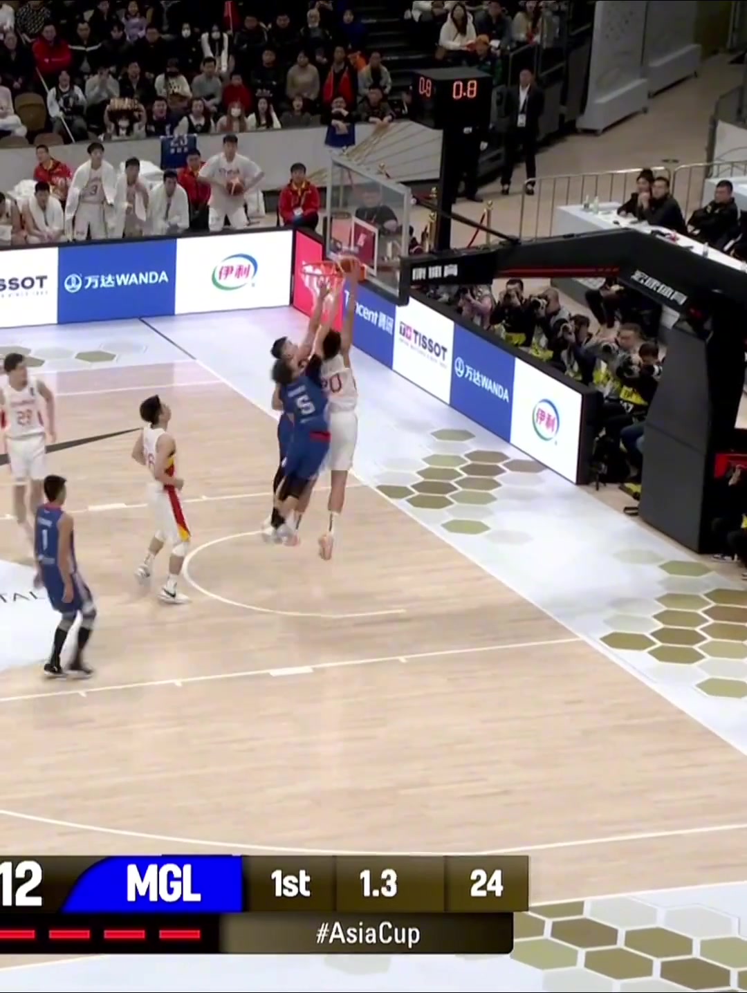 杨瀚森亚洲杯预选赛炸裂隔扣两人 姚明满眼都是以前的自己