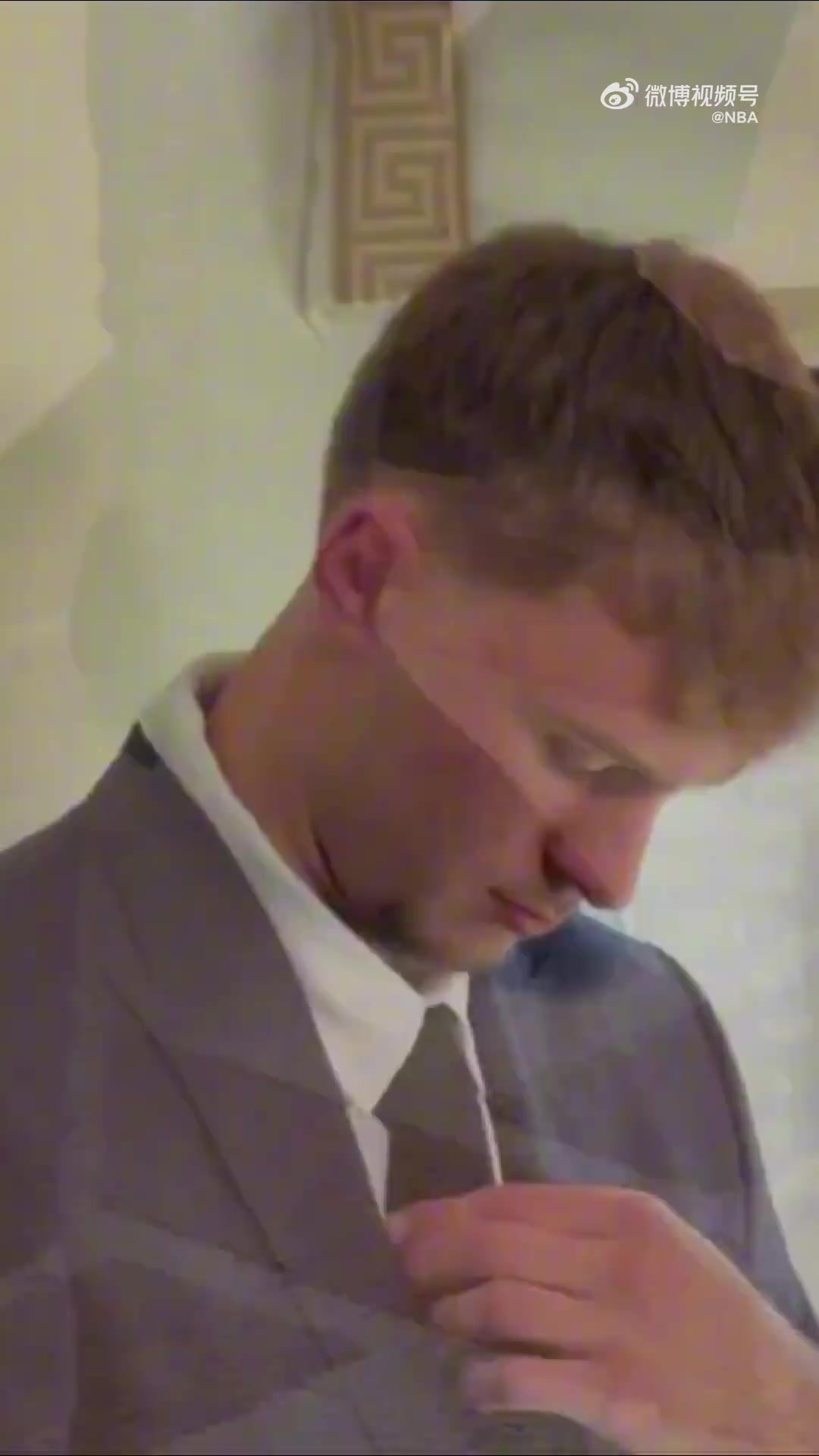 本届状元大热美国之子弗拉格一身蓝西装抵达现场