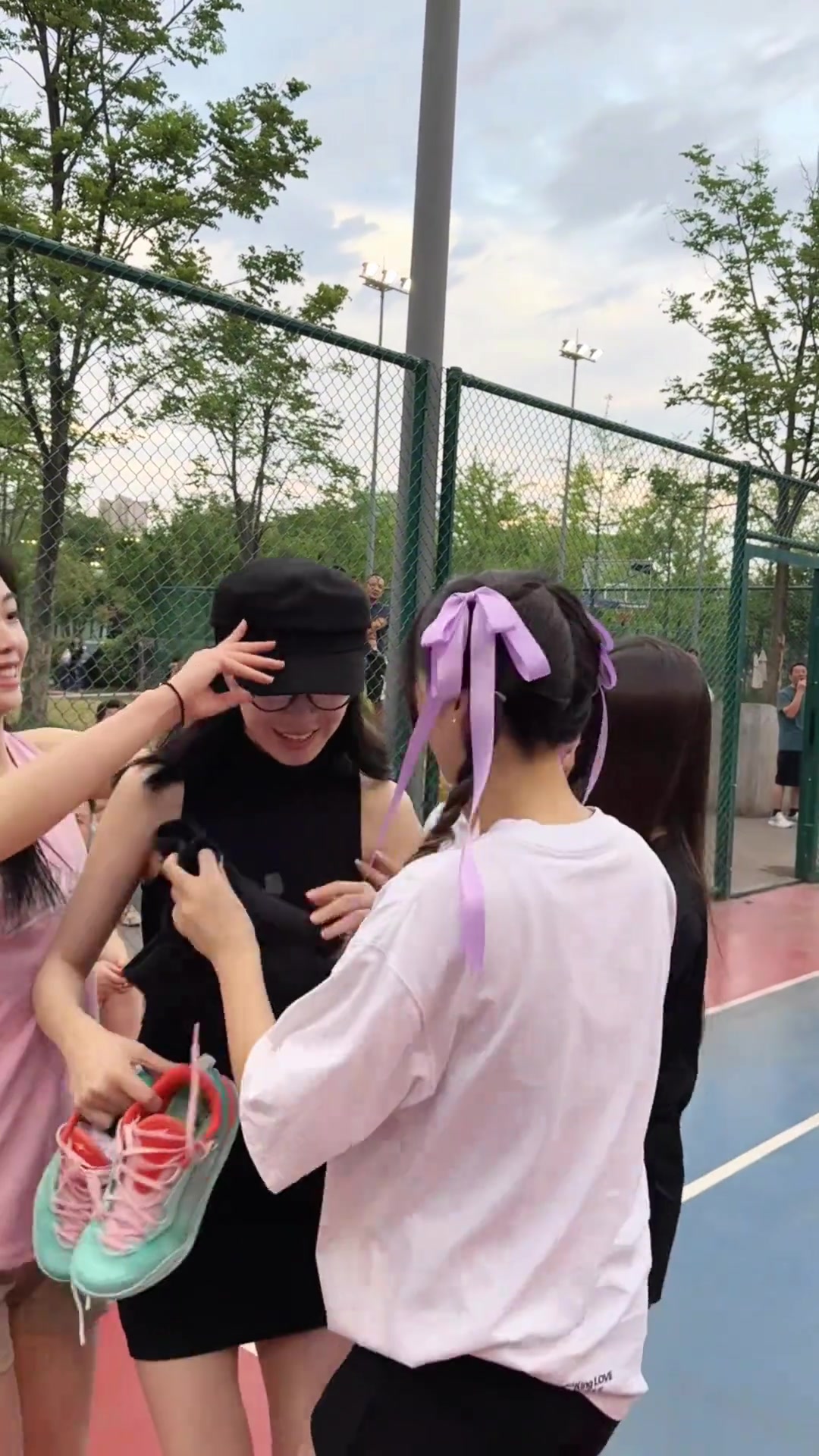 女球员展示如何在场边不走光换球衣