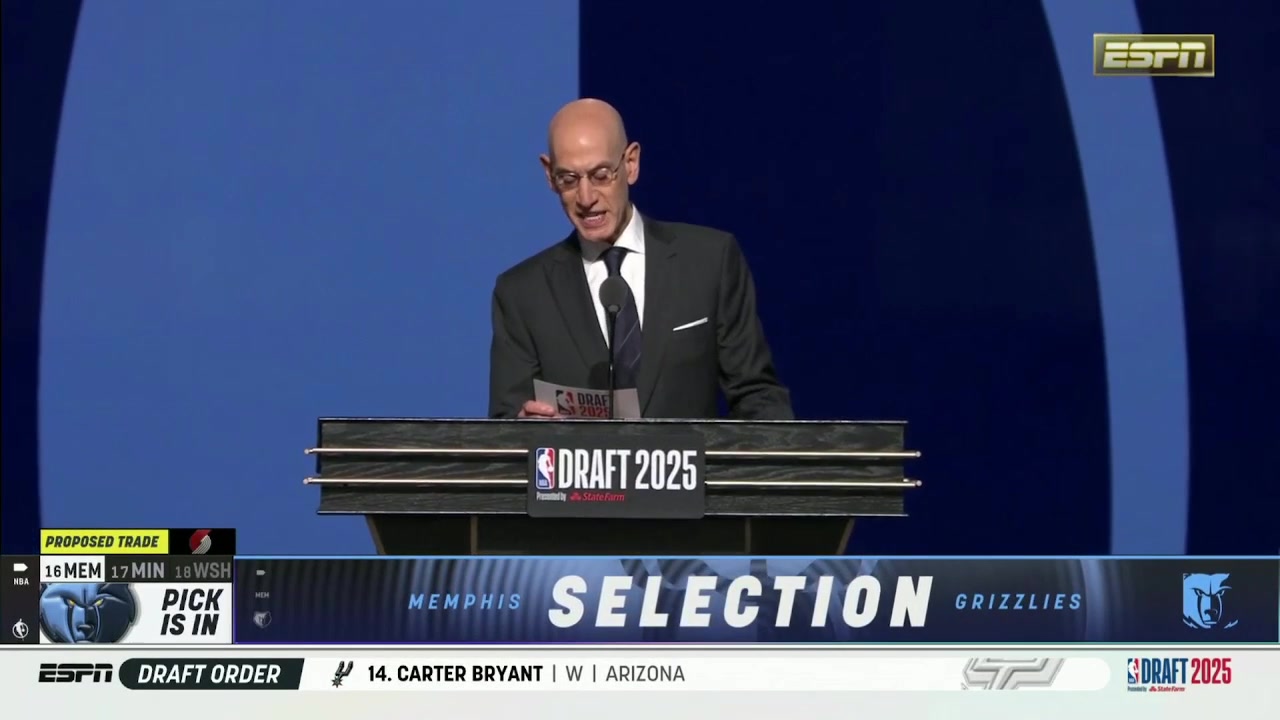 最好的生日礼物开拓者用16号签选中杨瀚森随后上台同萧华合影